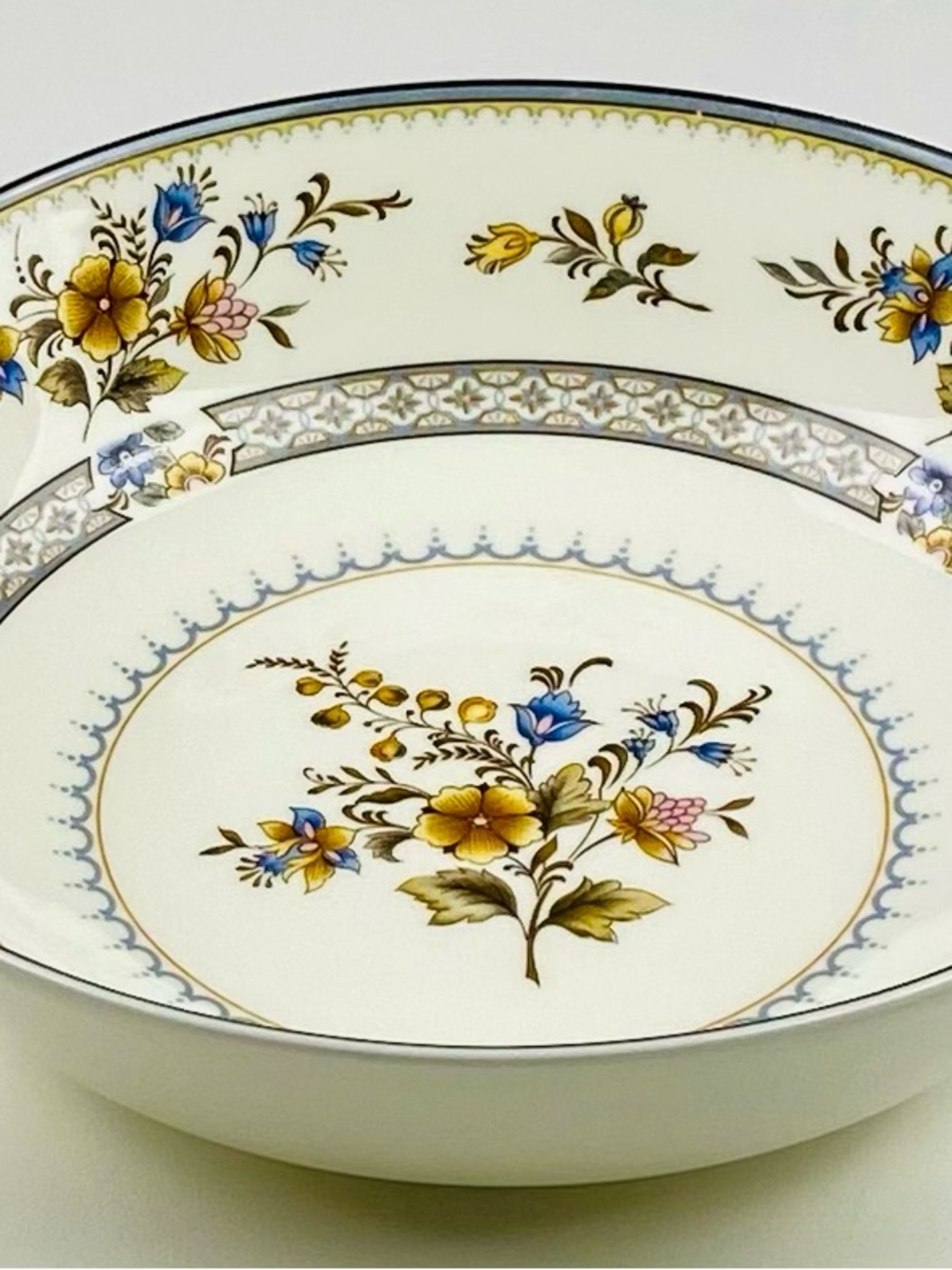 Mikasa  Chippendale  Round Serving Bowl  Bone China Al-190 Japan